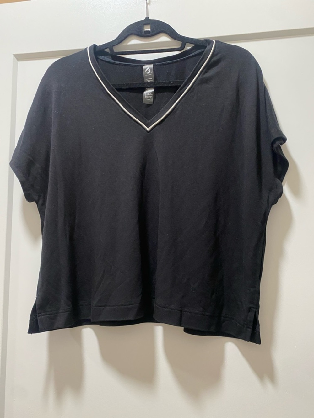 Lou & Grey Black V-Neck Short Sleeve Top with White Contrast Trim